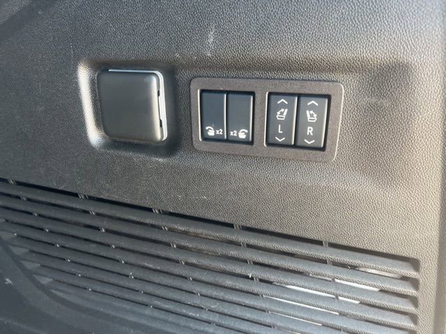 Used 2024 GMC Yukon XL Denali w/ Denali Reserve Package image 9