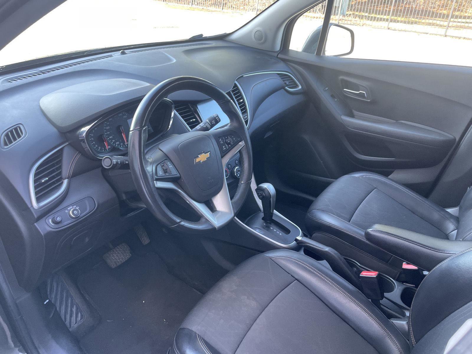 Used 2017 Chevrolet Trax LT w/ LT Convenience Package image 17