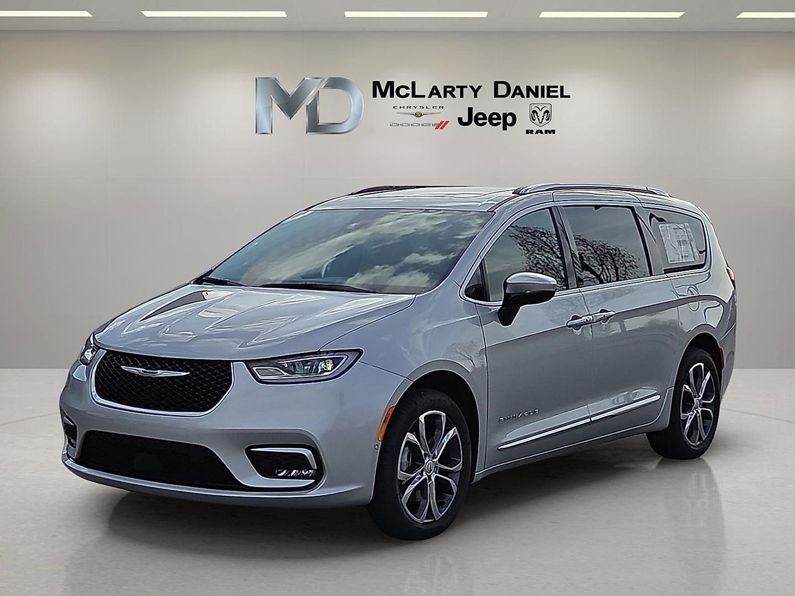 New 2026 Chrysler Pacifica Pinnacle w/ Trailer Tow Group AWD/4WD image 2