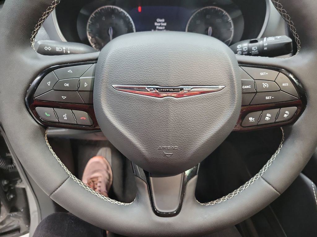 Used 2025 Chrysler Pacifica Limited image 6