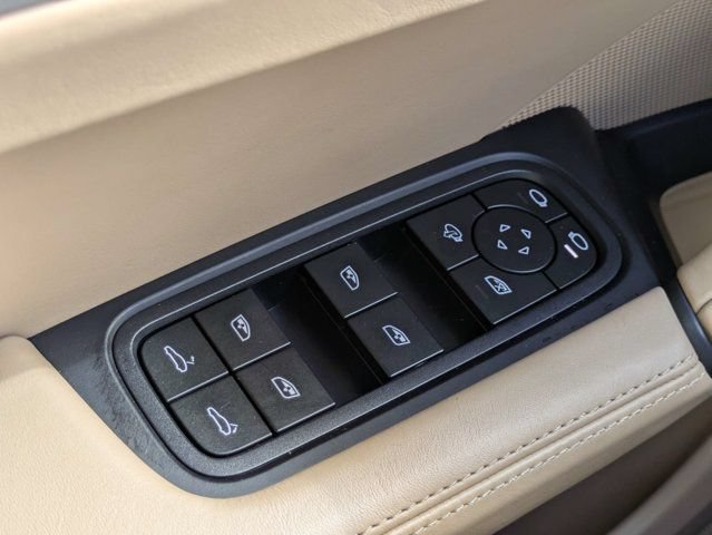 Used 2025 Porsche Cayenne AWD/4WD image 25