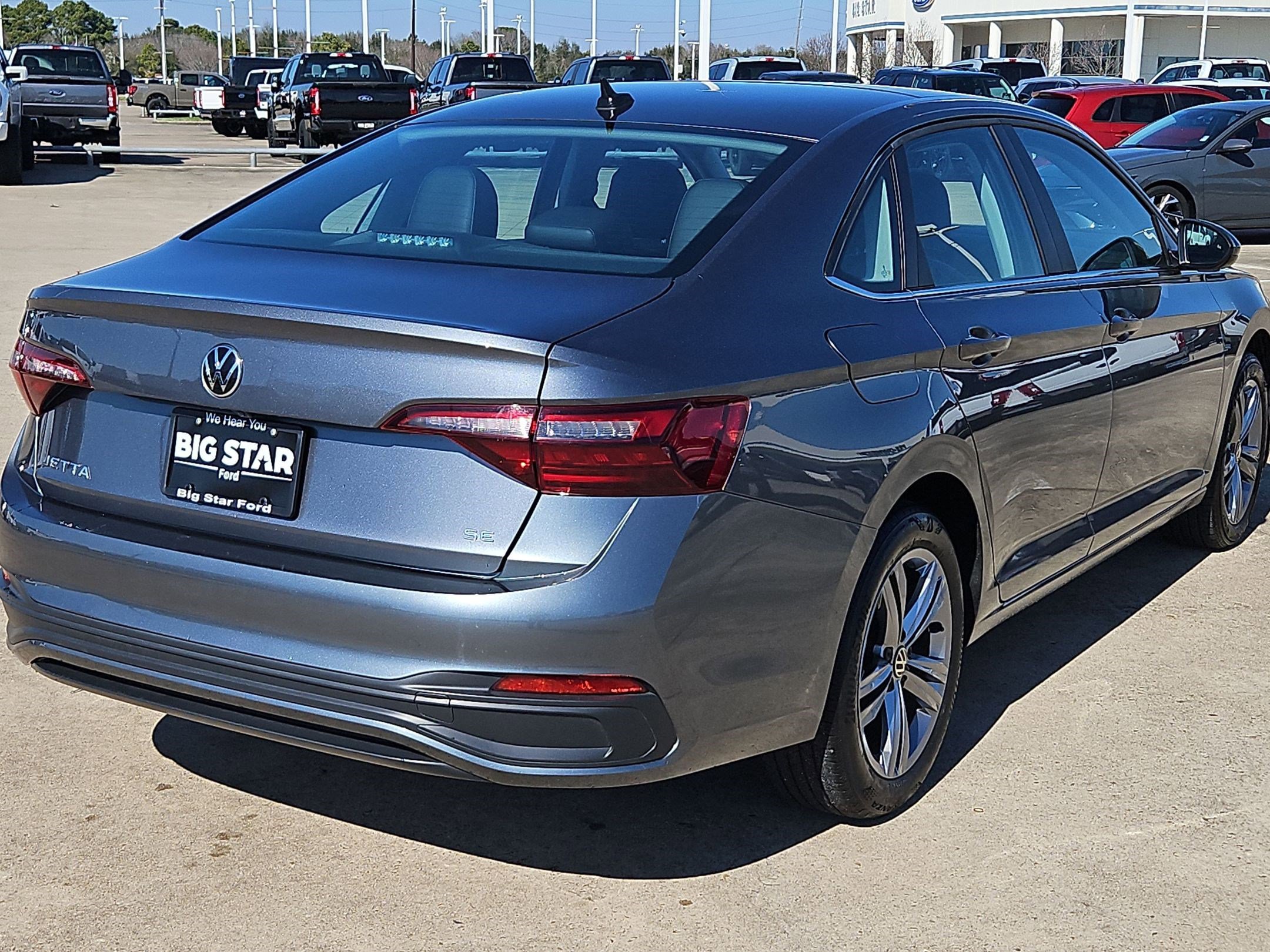 Used 2024 Volkswagen Jetta SE image 3