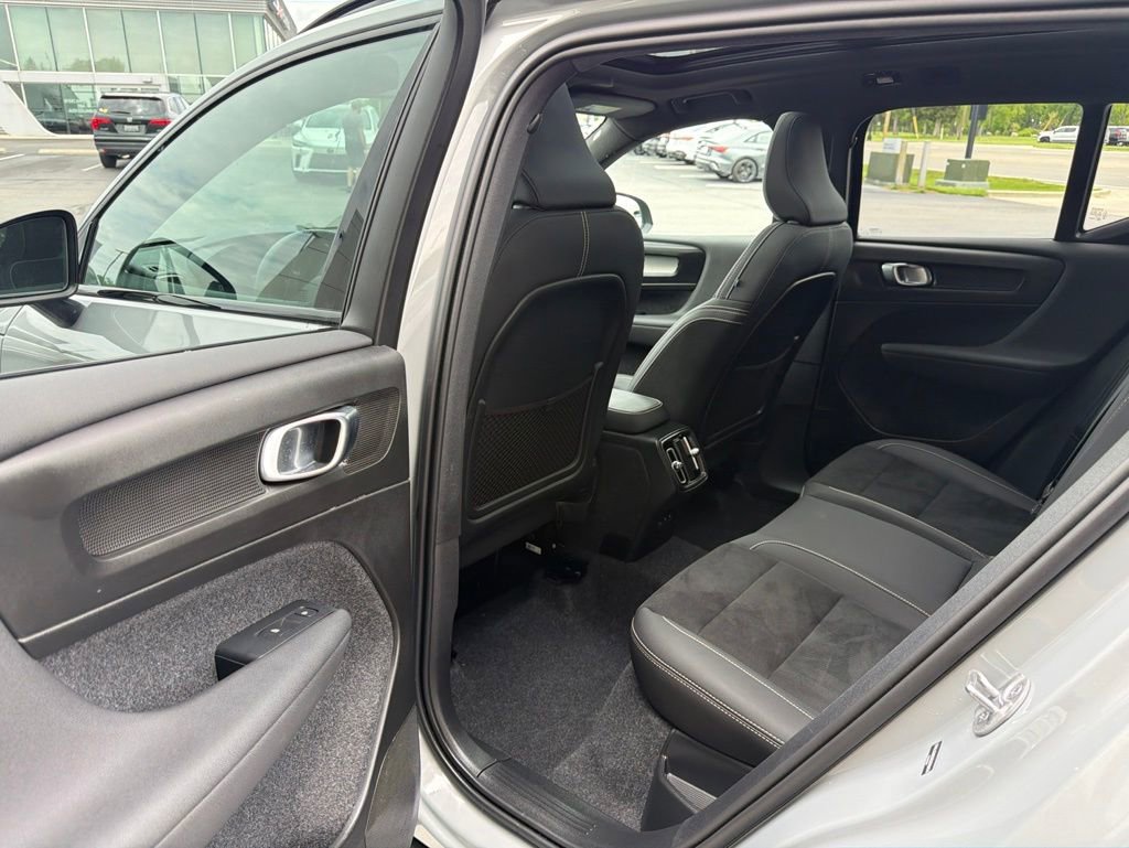 Certified 2025 Volvo XC40 B5 Plus AWD/4WD image 7