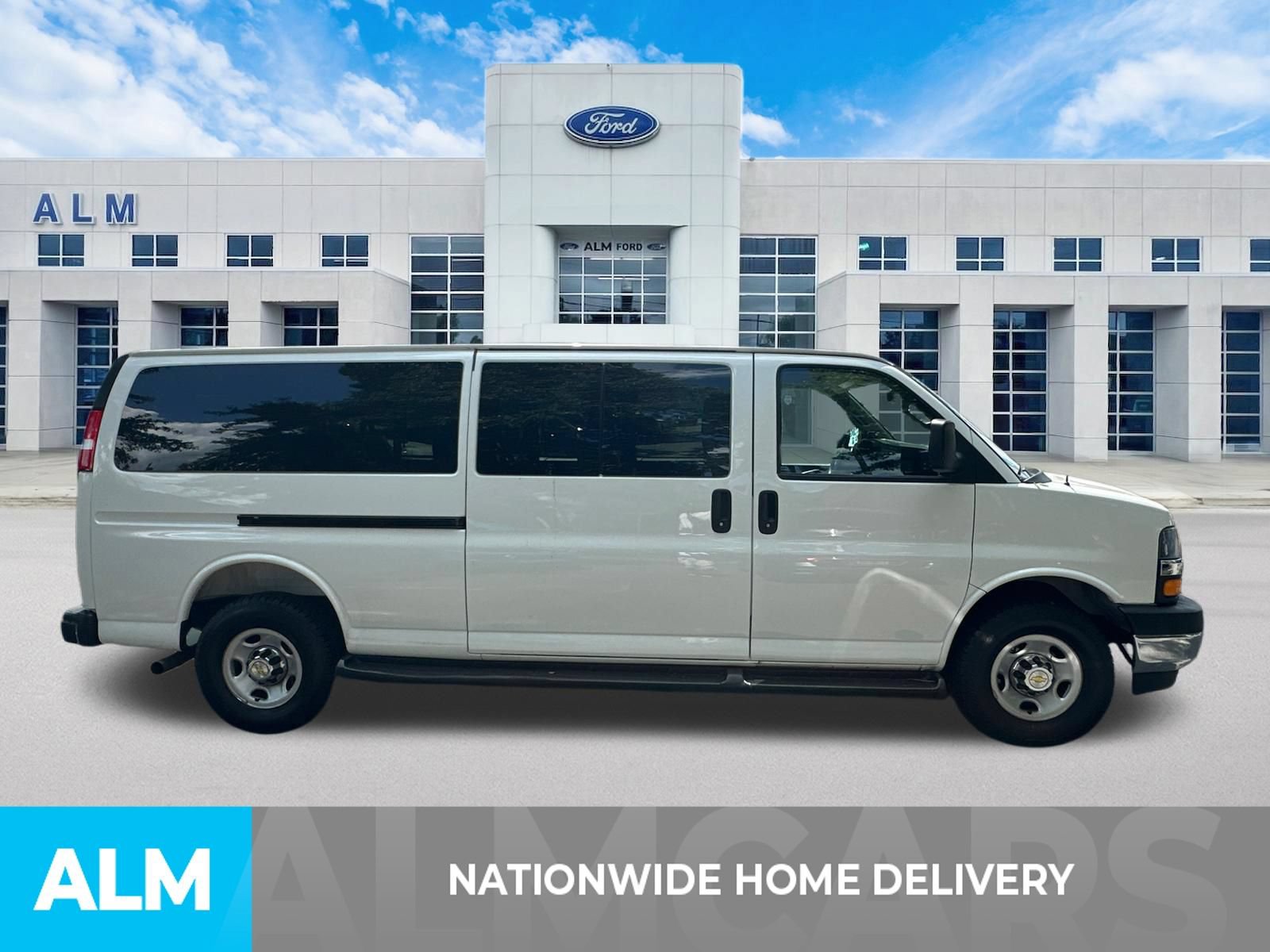 Used 2025 Chevrolet Express 3500 LT w/ LT Preferred Equipment Group RWD image 4