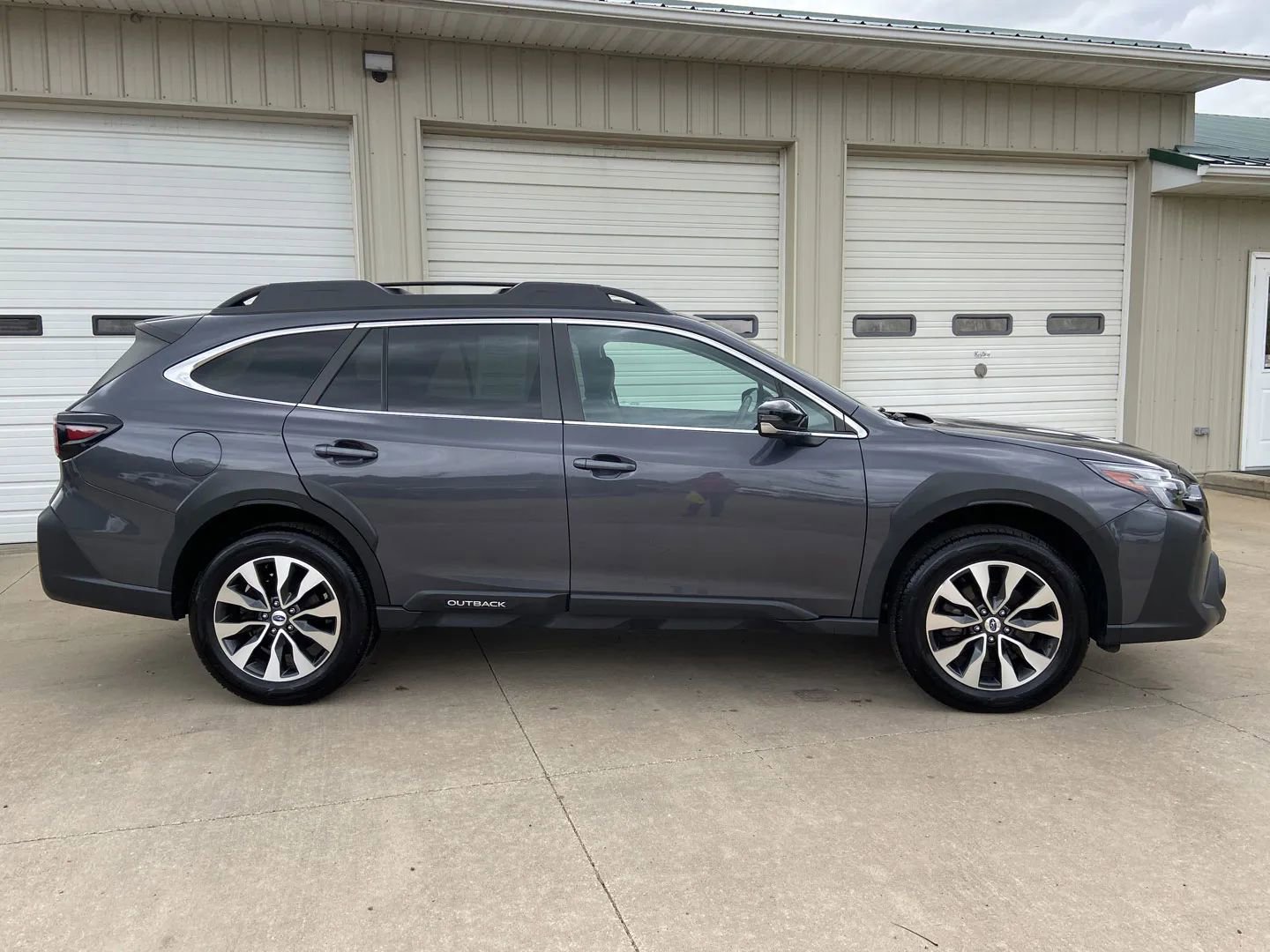 Used 2023 Subaru Outback Limited AWD/4WD image 7