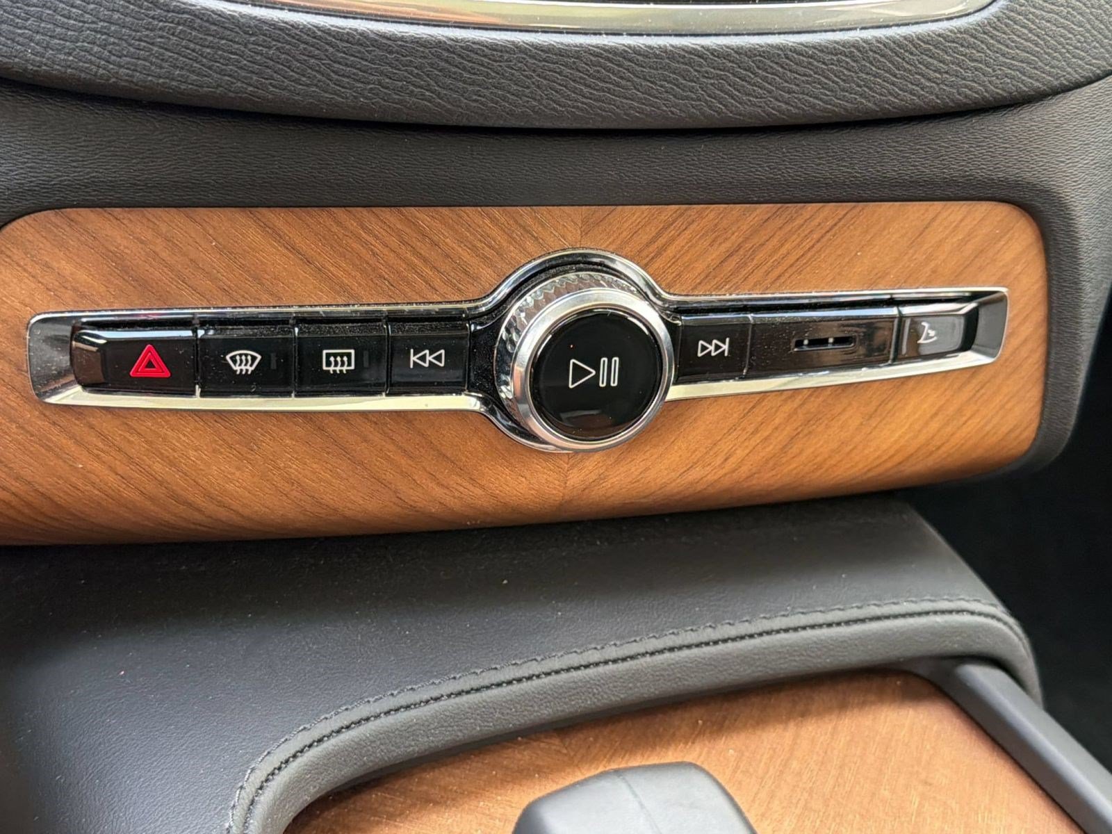Certified 2024 Volvo XC90 T8 Plus w/ Protection Package Premier AWD/4WD image 17
