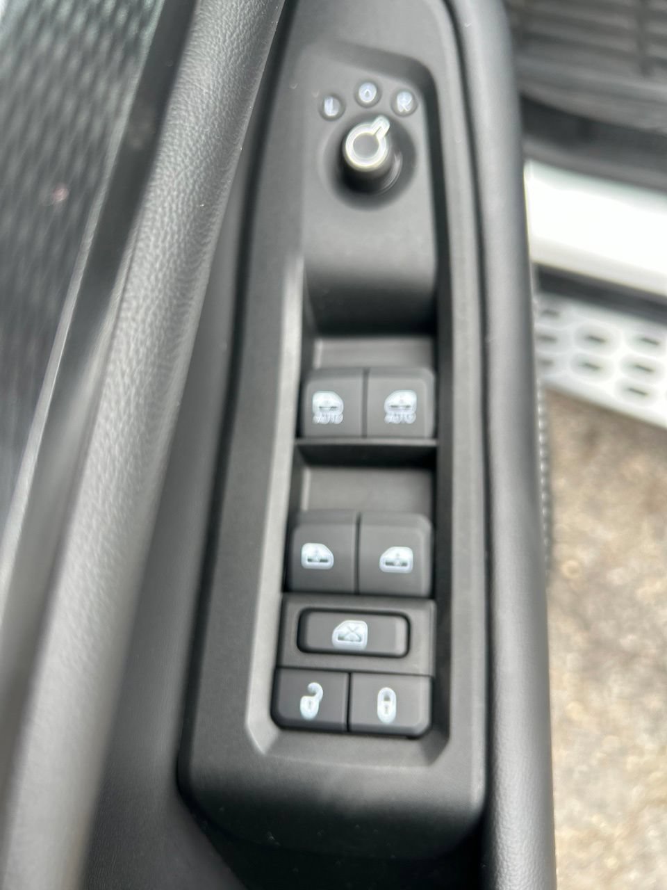 Used 2025 Jeep Grand Cherokee L Laredo RWD image 18