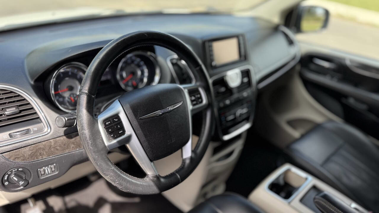 Used 2013 Chrysler Town & Country Touring image 11