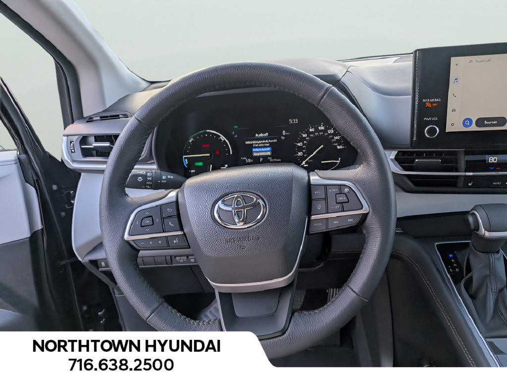 Used 2026 Toyota Sienna XLE FWD image 7