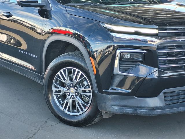 Used 2024 Chevrolet Traverse LT image 3