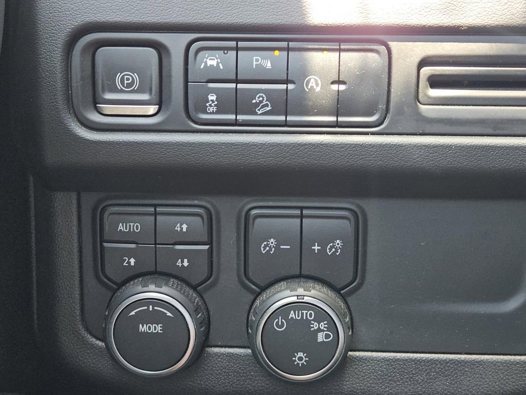 Used 2023 Chevrolet Suburban Premier AWD/4WD image 19