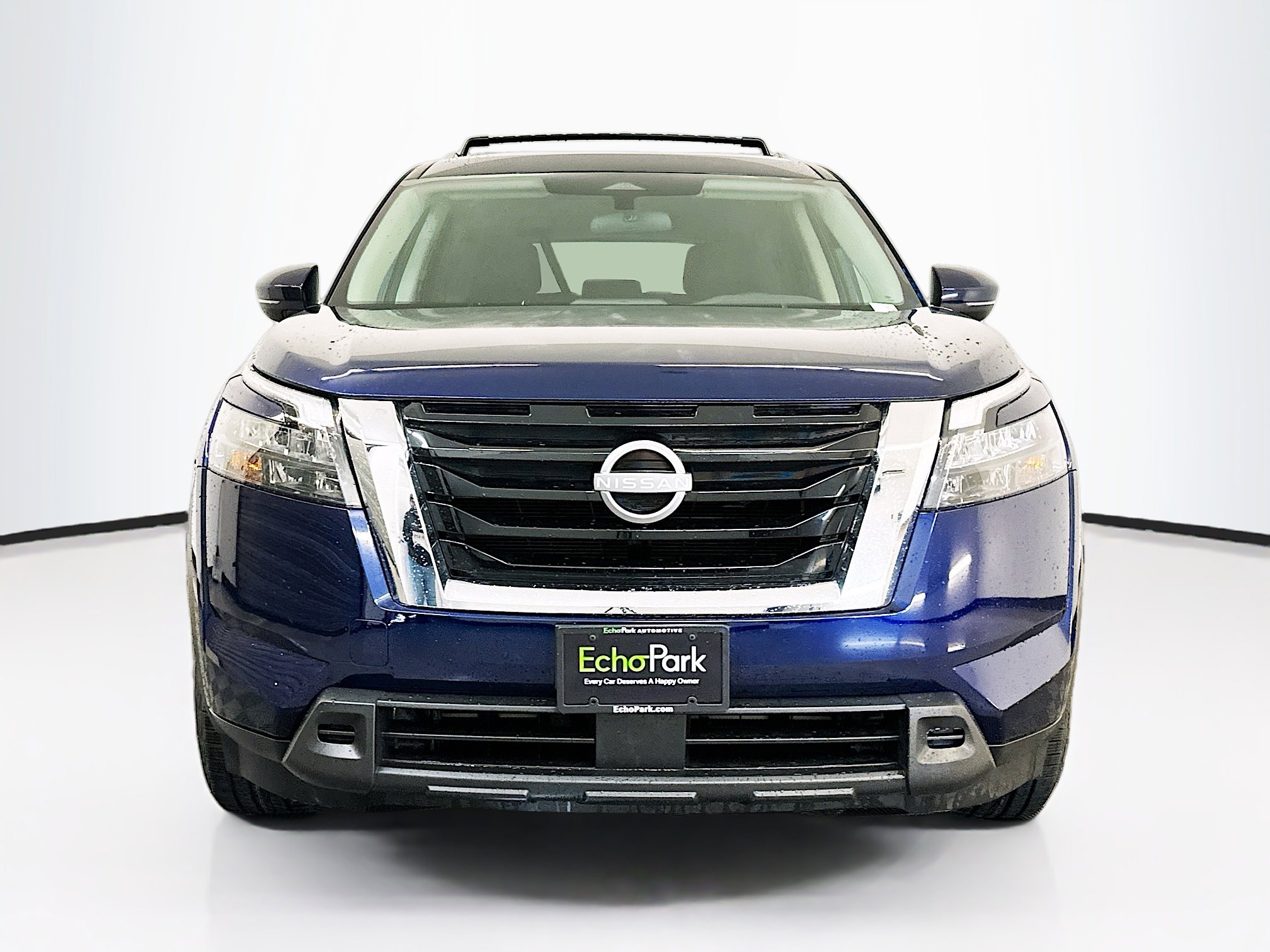 Used 2024 Nissan Pathfinder SV image 2