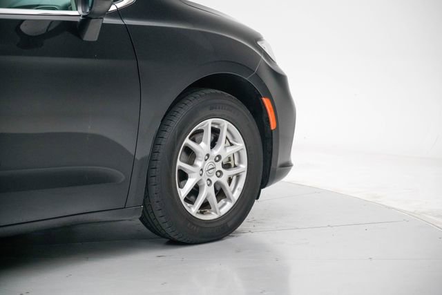 Used 2023 Chrysler Pacifica Touring-L image 7