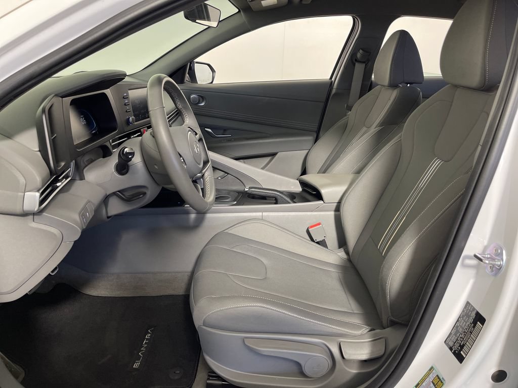 Certified 2025 Hyundai Elantra Sport FWD image 12