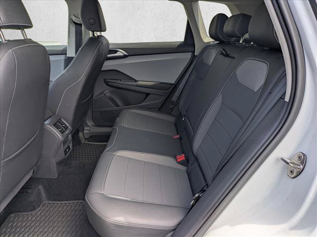 Used 2024 Volkswagen Taos SE w/ Panoramic Sunroof Package FWD image 18