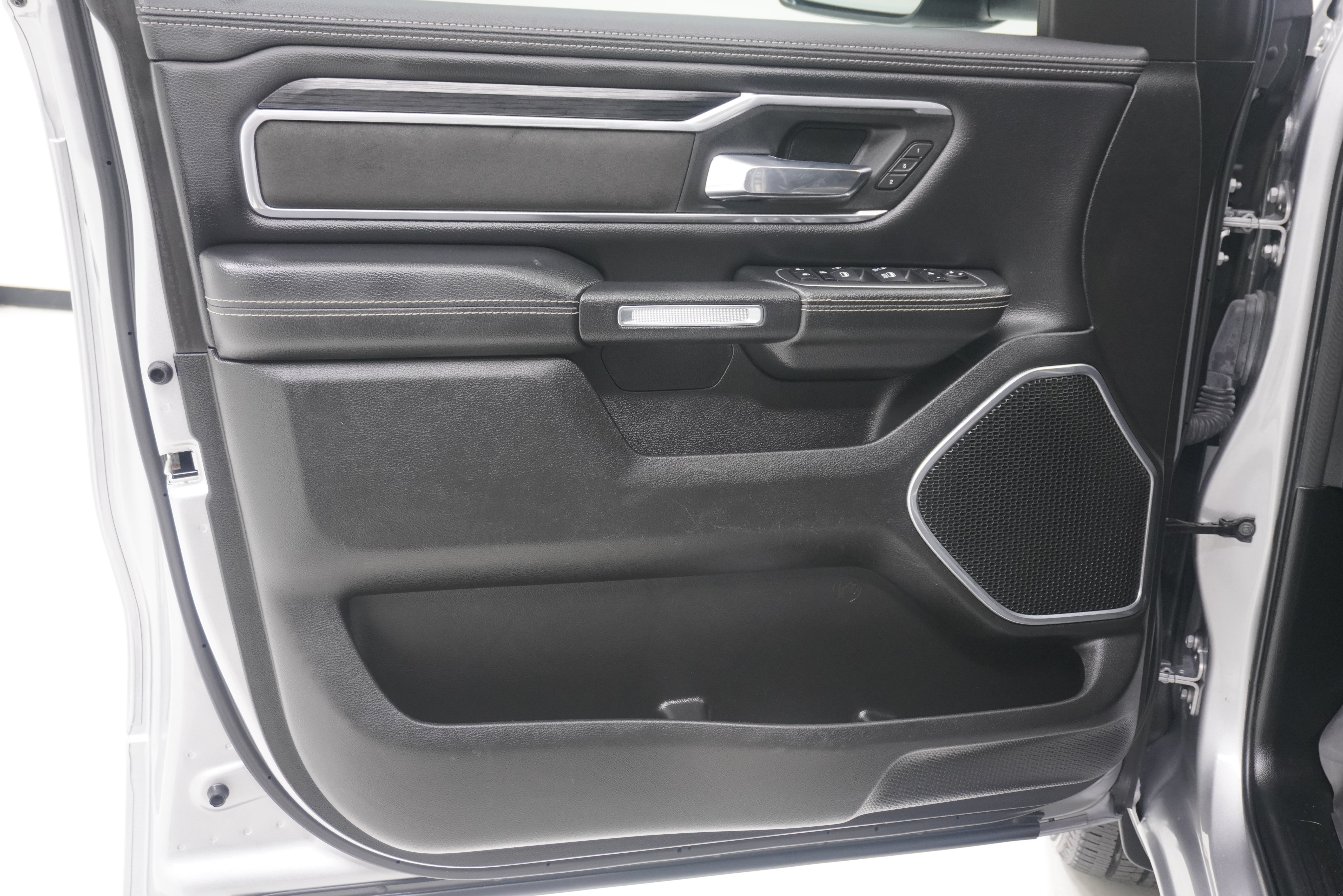 Used 2023 RAM 1500 Laramie AWD/4WD image 16