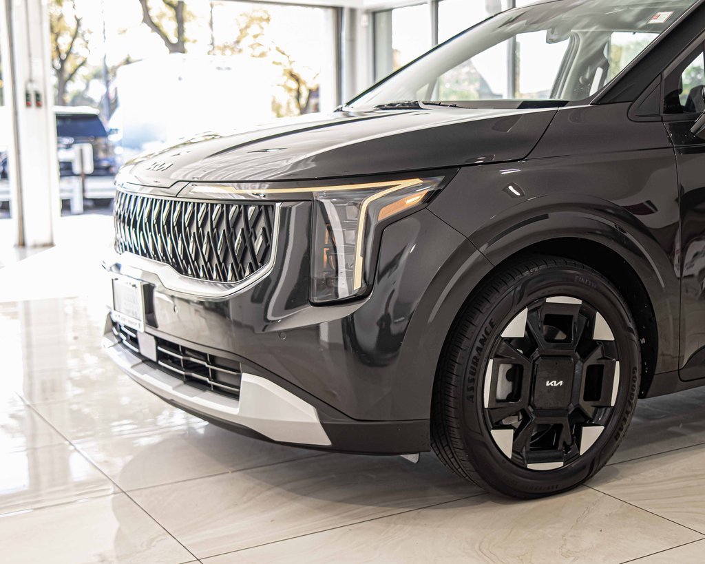 Used 2025 Kia Carnival EX image 4