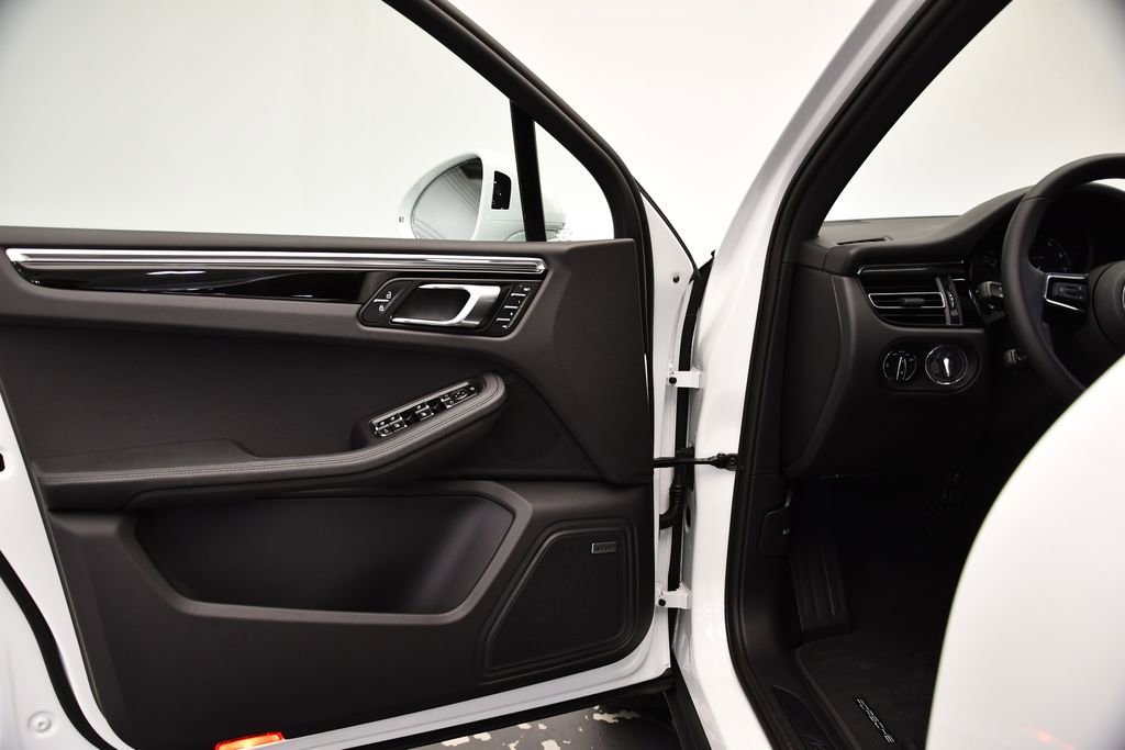 Used 2025 Porsche Macan image 30