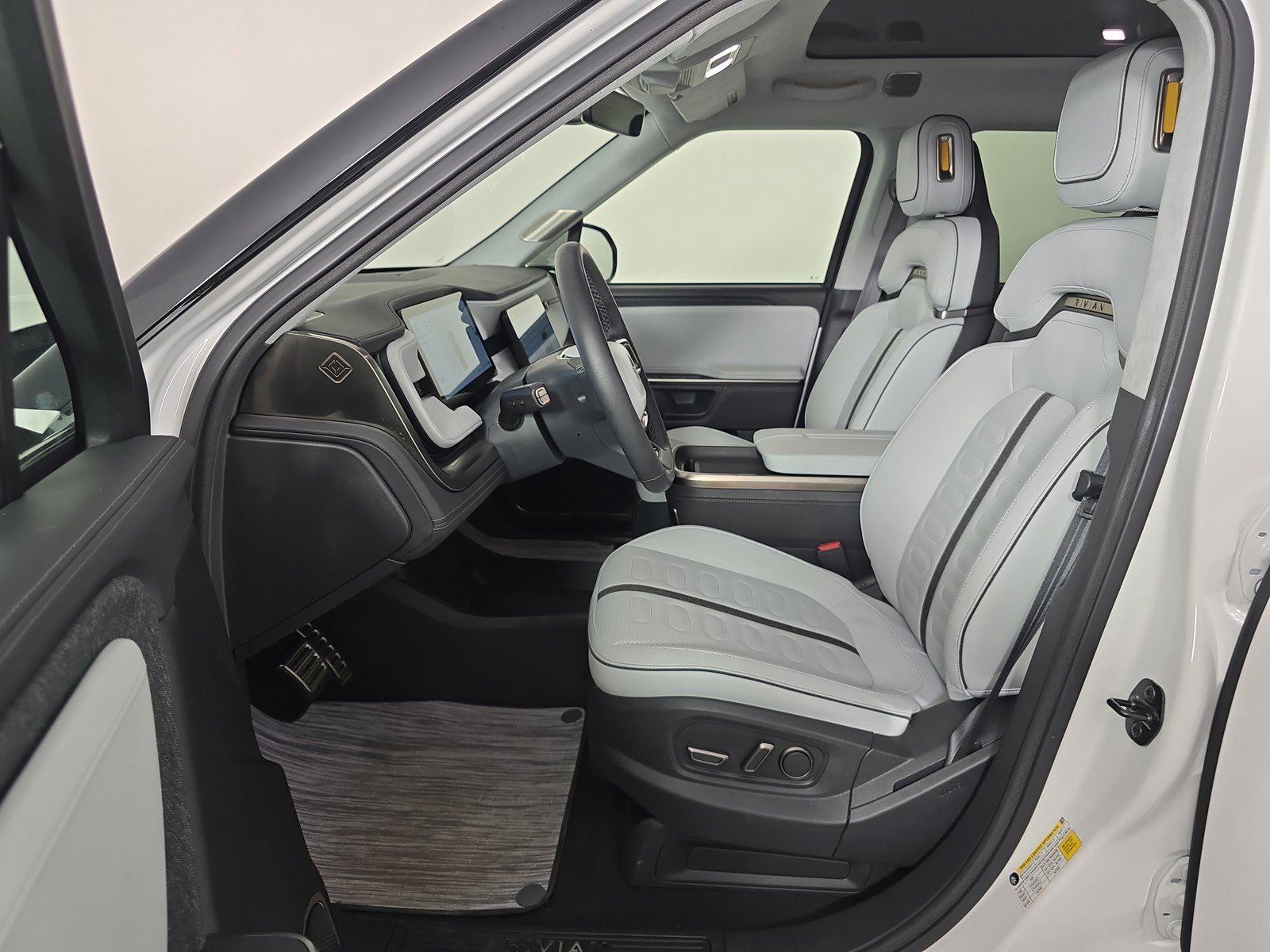 Used 2023 Rivian R1S Adventure image 20