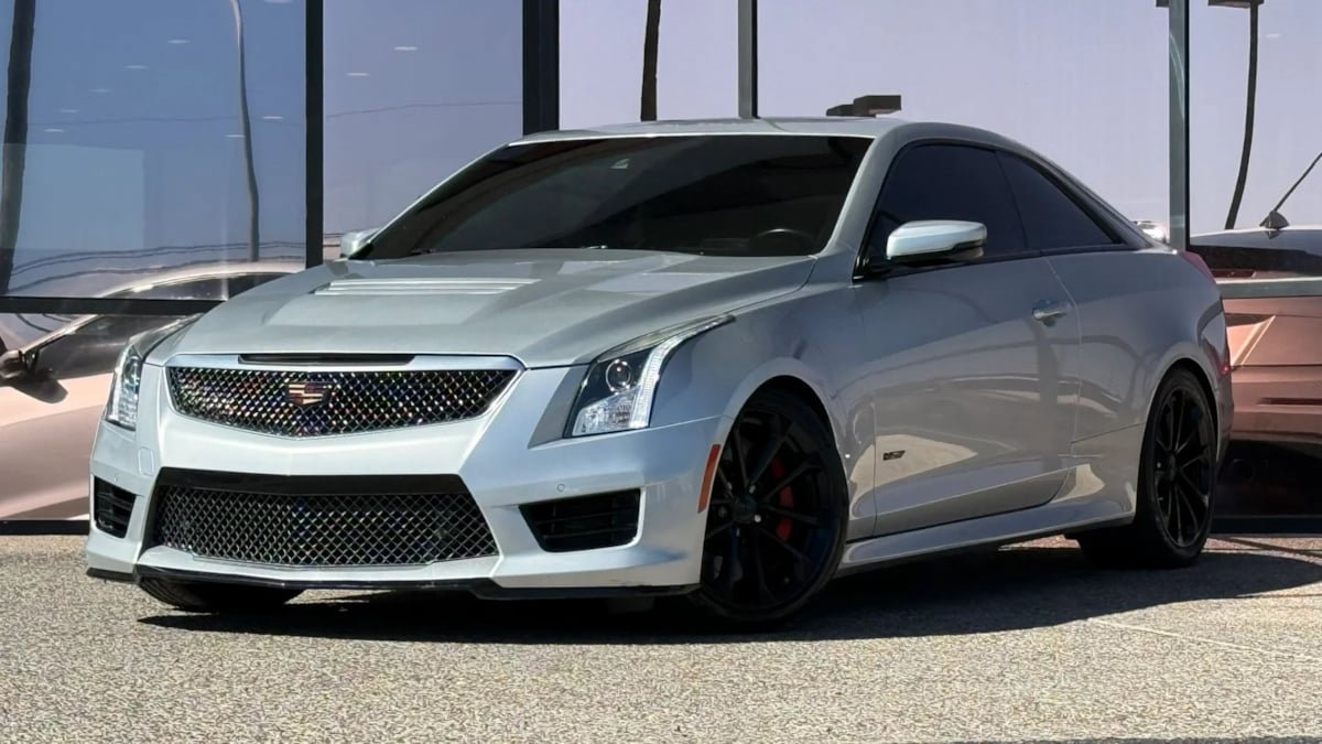 Used 2016 Cadillac ATS V w/ Luxury Package RWD image 2