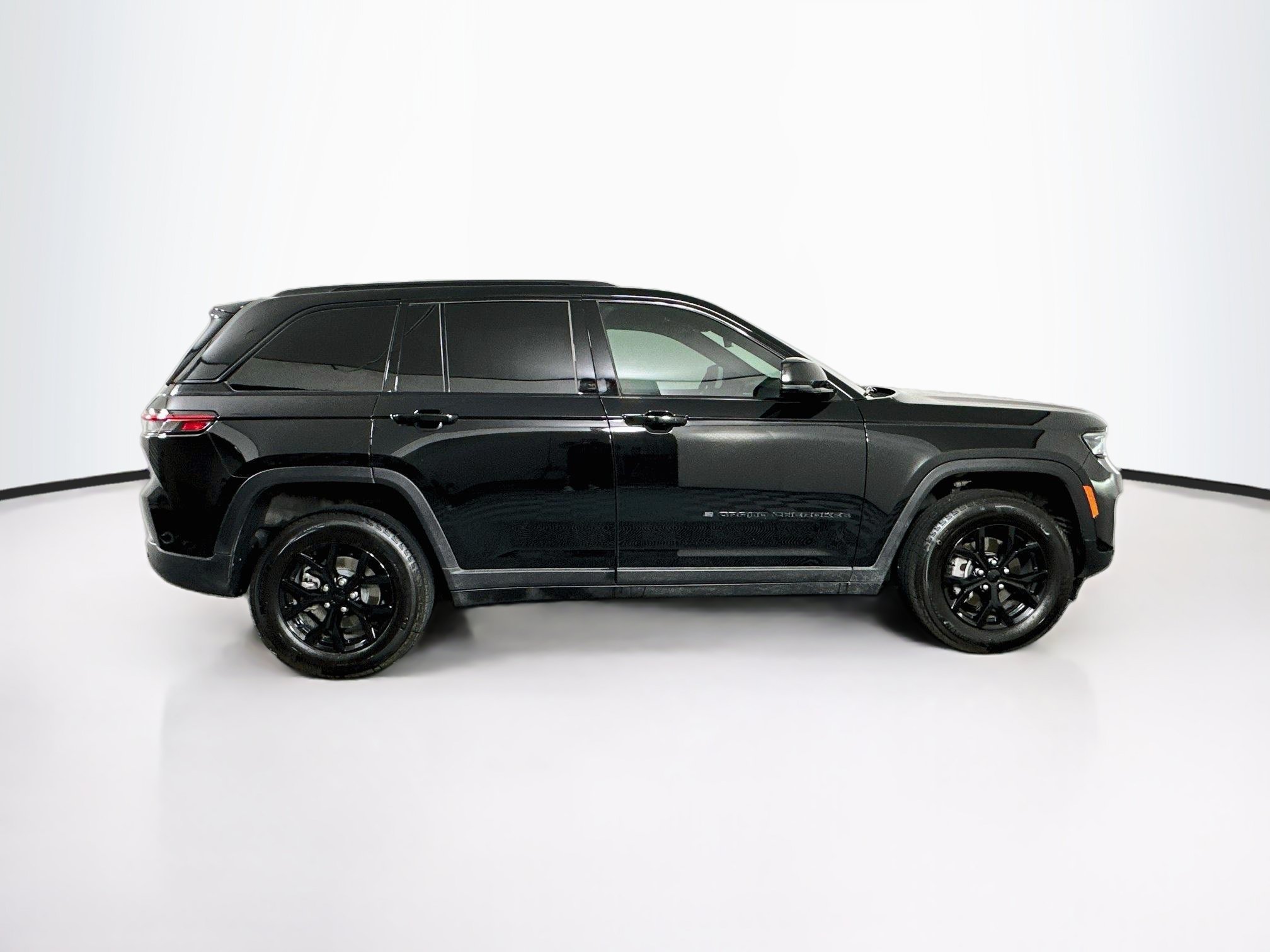 Used 2025 Jeep Grand Cherokee Altitude AWD/4WD image 10