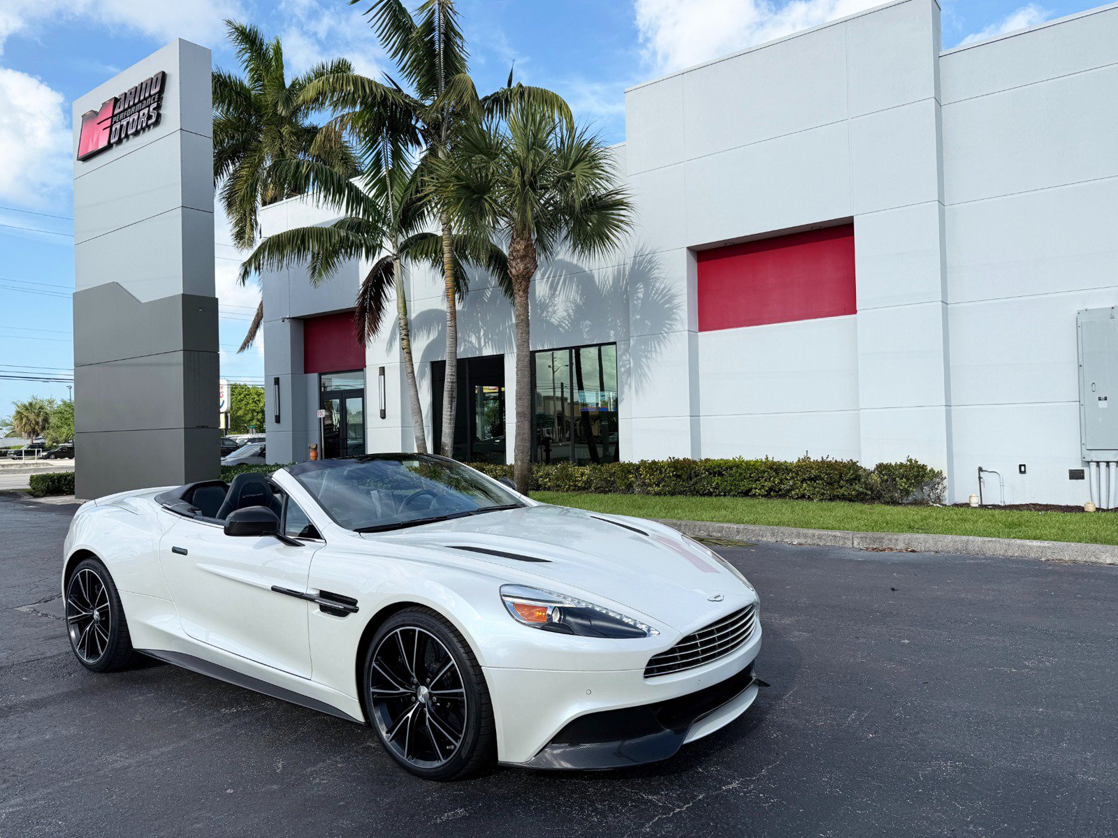 Used 2014 Aston Martin Vanquish Volante RWD image 1