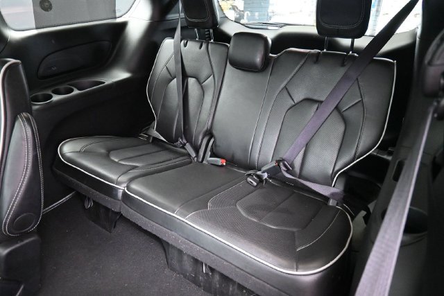 Used 2025 Chrysler Pacifica Limited FWD image 18