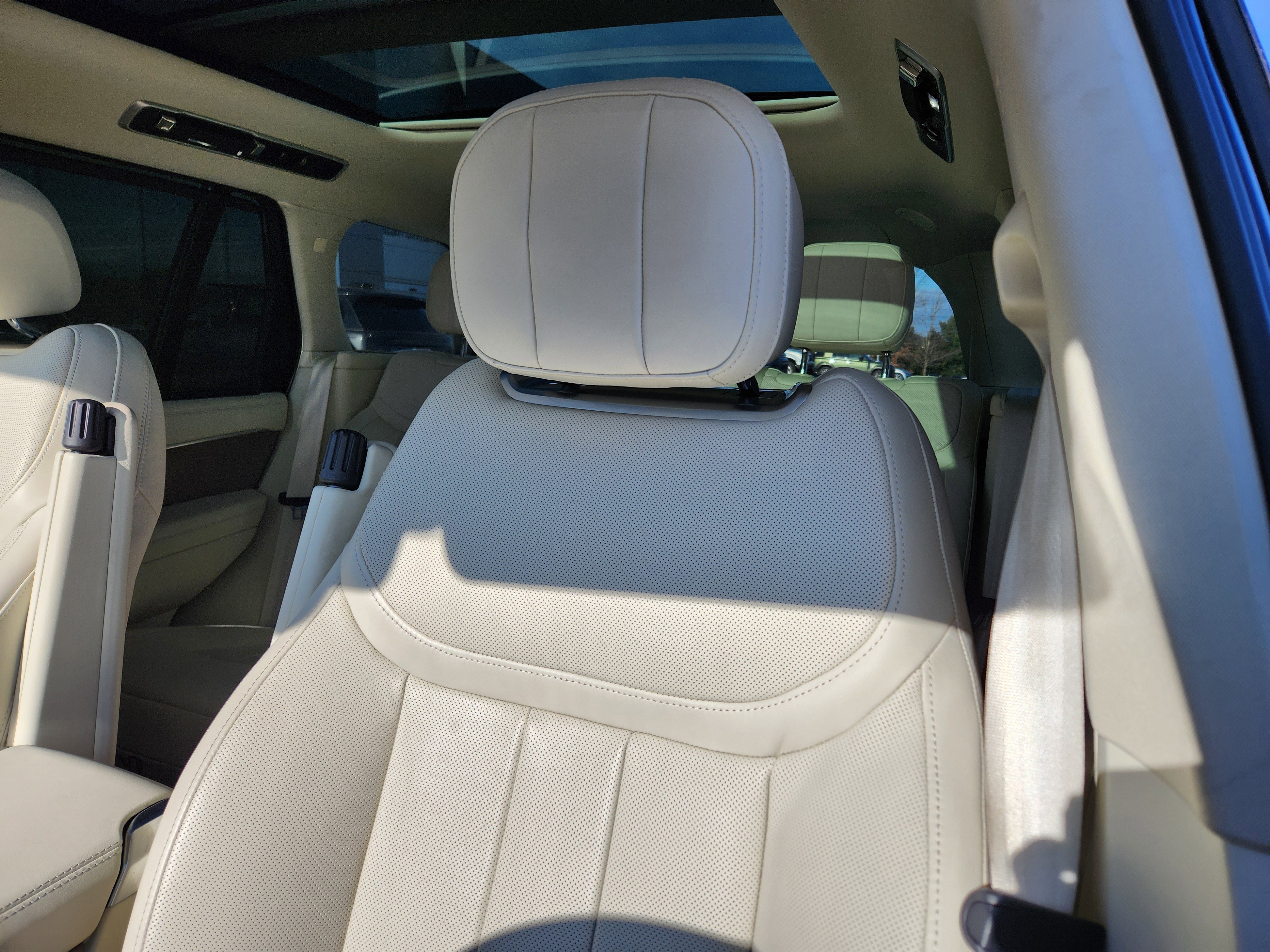 Used 2023 Land Rover Range Rover SE image 11