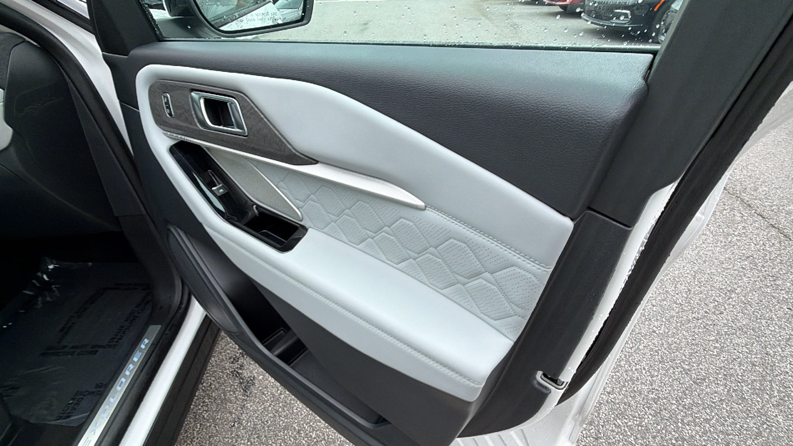 Used 2025 Ford Explorer Platinum w/ Ultimate Package AWD/4WD image 19