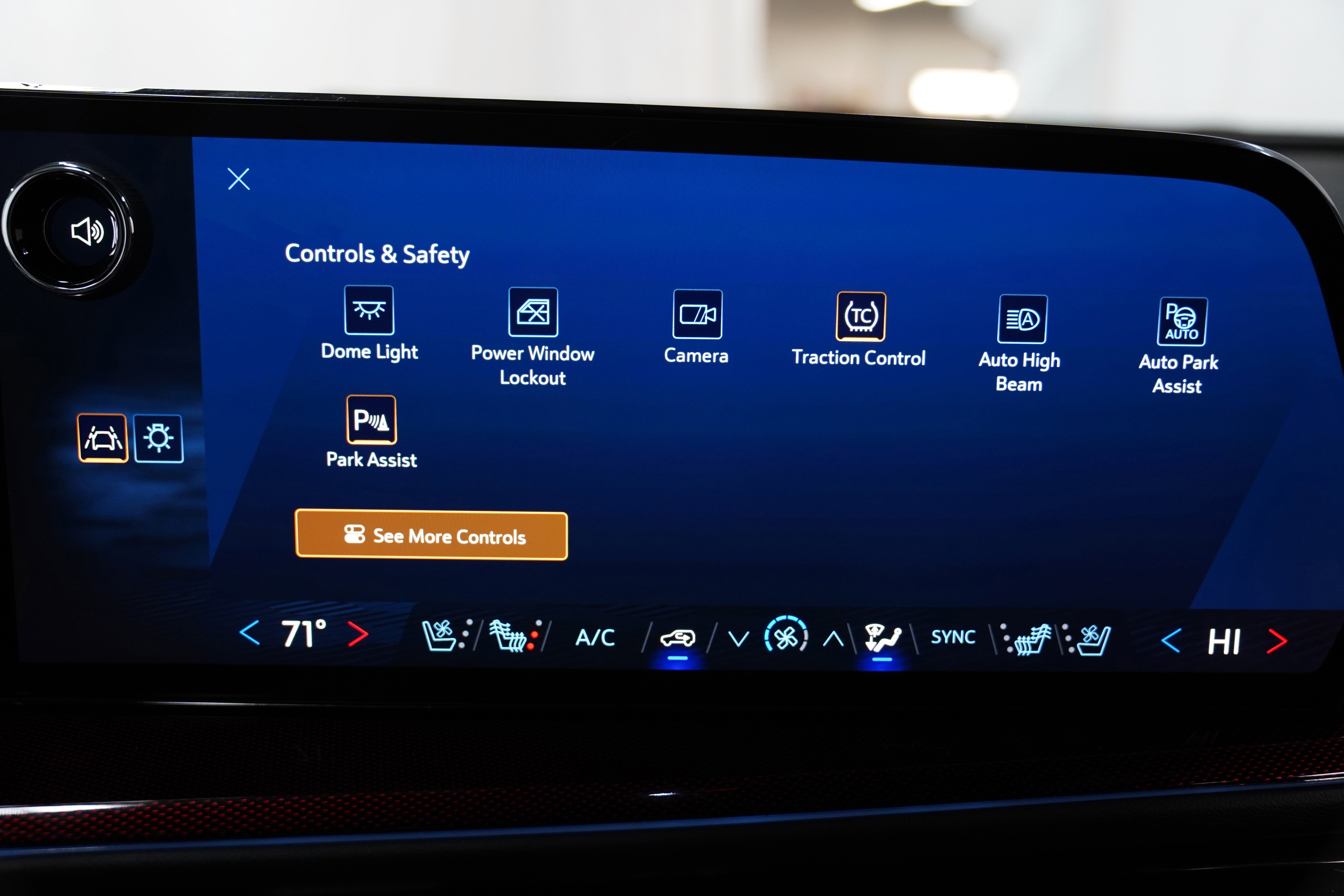 Used 2025 Chevrolet Traverse RS image 28