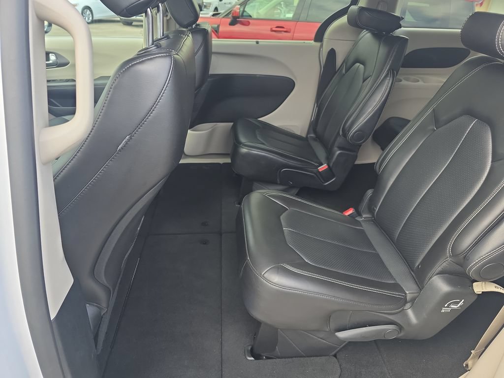 Used 2024 Chrysler Pacifica Touring-L FWD image 23