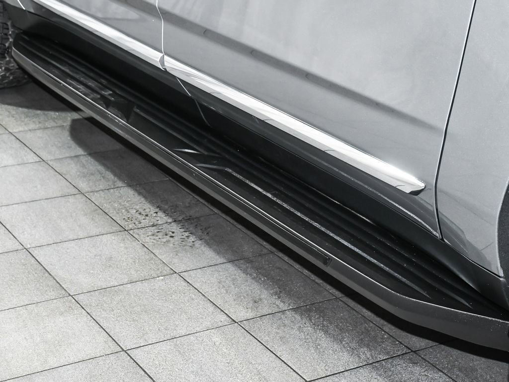 Used 2023 GMC Yukon XL SLT w/ SLT Premium Package image 78