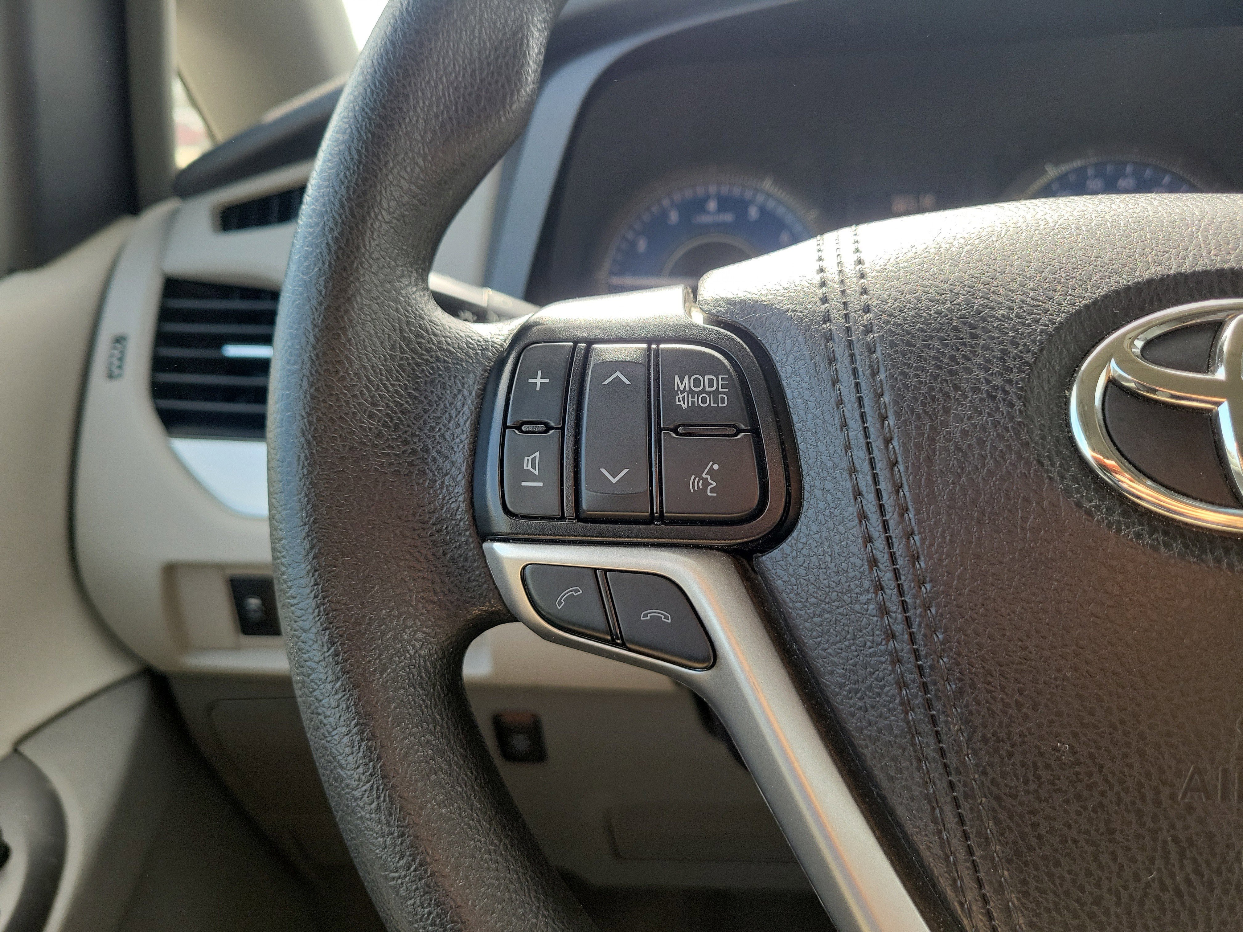 Used 2019 Toyota Sienna LE w/ Carpet Mat Package image 24