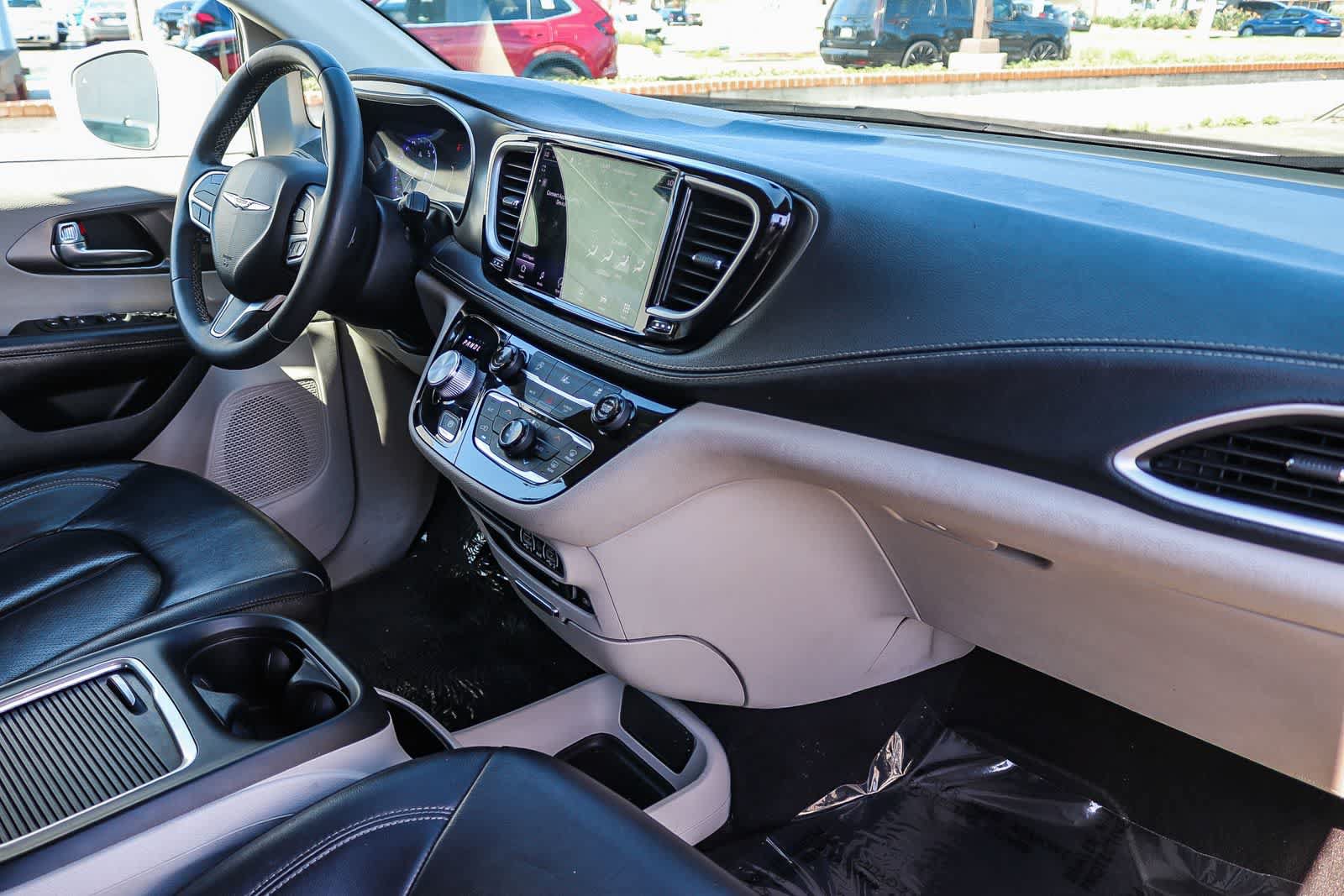 Used 2022 Chrysler Pacifica Touring-L FWD image 16
