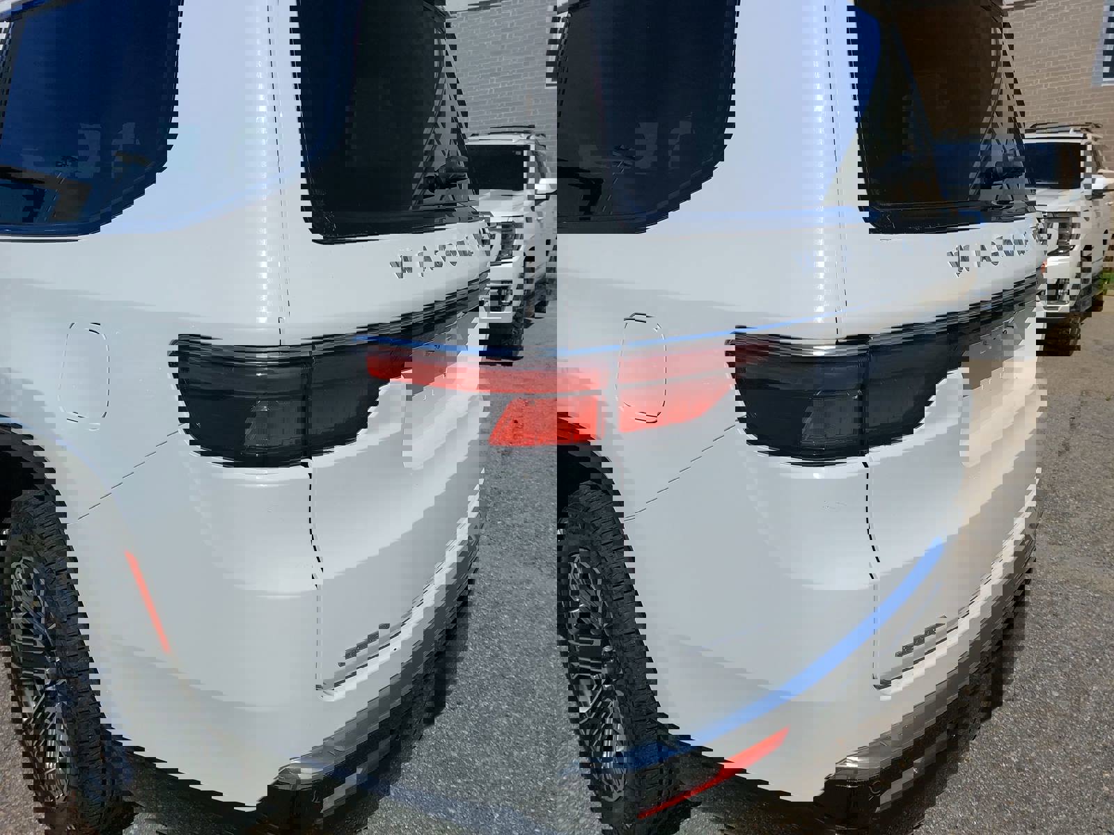 Used 2023 Jeep Wagoneer L Series II image 36