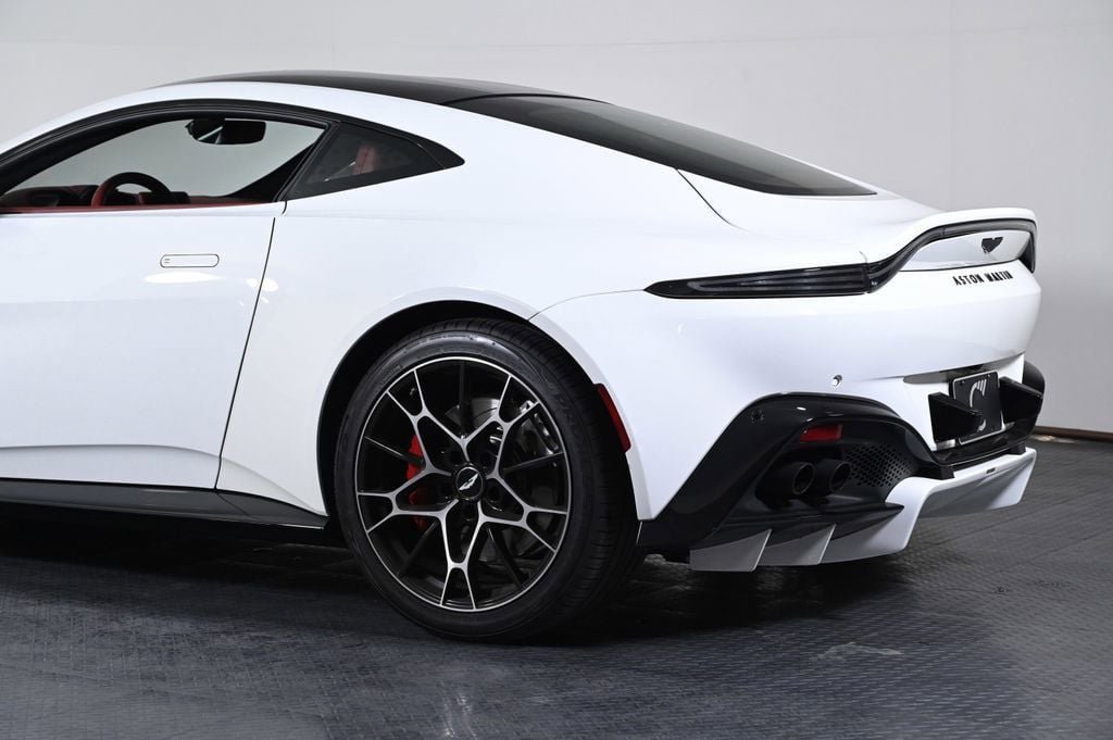 Used 2022 Aston Martin V8 Vantage Coupe RWD image 23