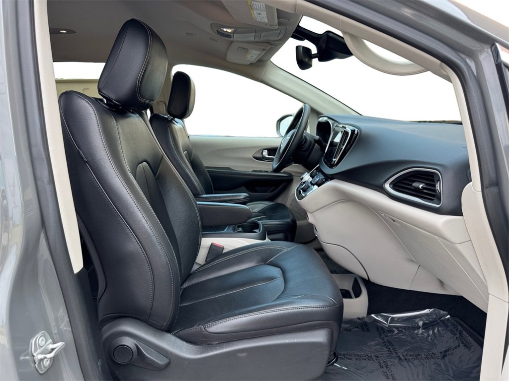Used 2022 Chrysler Pacifica Touring-L image 18