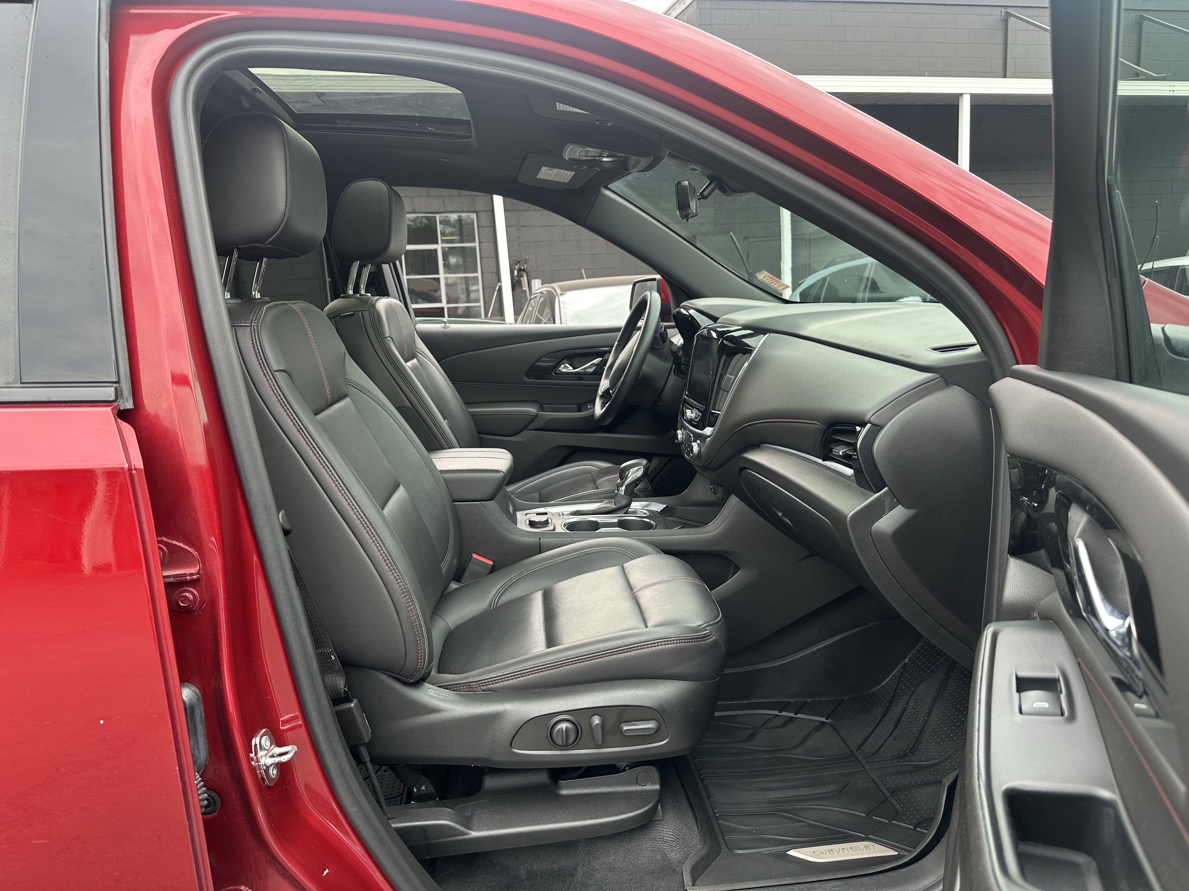 Used 2023 Chevrolet Traverse RS image 9