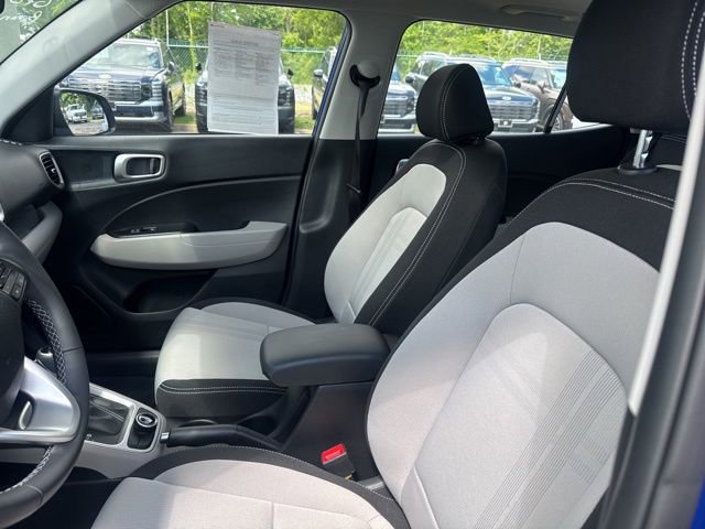Used 2025 Hyundai Venue SEL FWD image 11