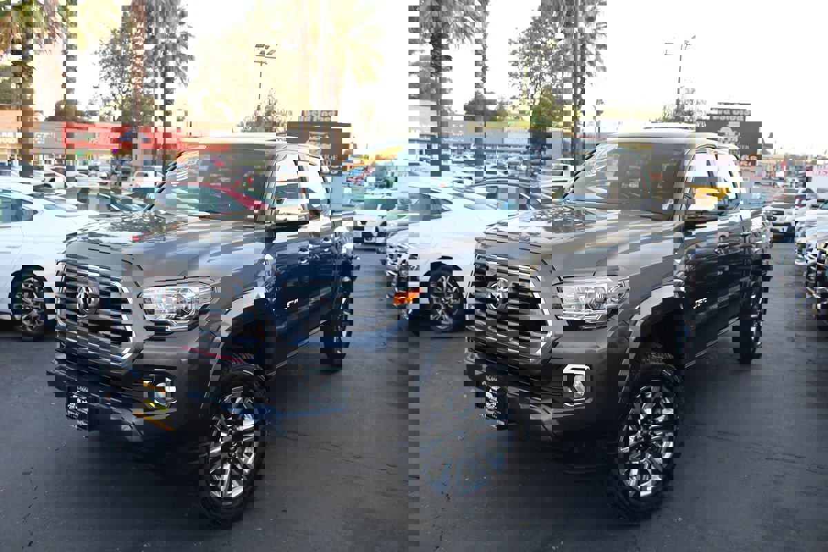 Used 2017 Toyota Tacoma Limited image 35