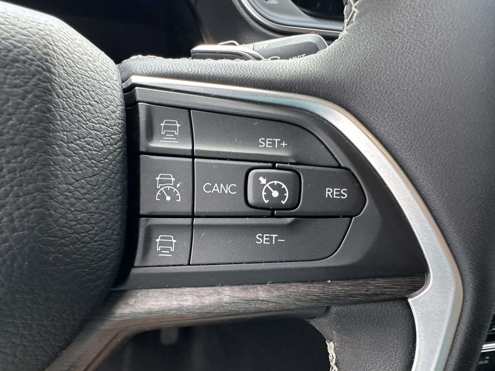 Used 2023 Jeep Grand Cherokee Limited AWD/4WD image 27