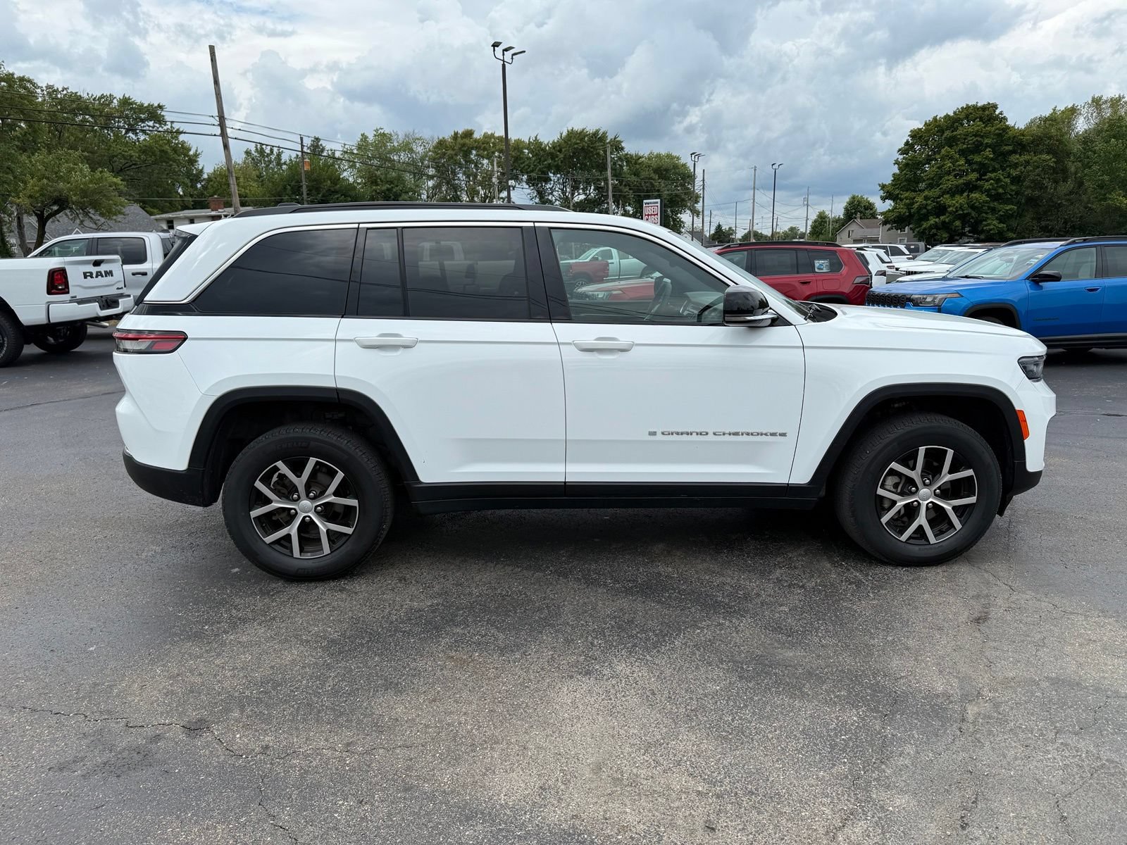Used 2024 Jeep Grand Cherokee Limited AWD/4WD image 4