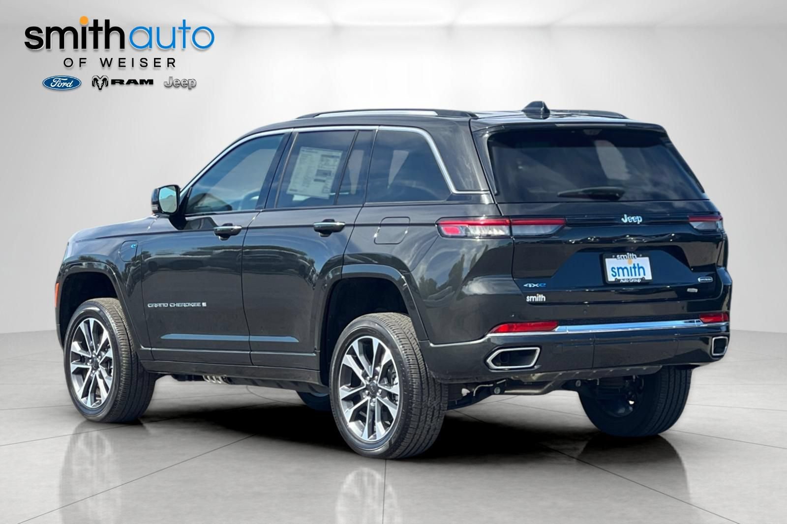 Used 2024 Jeep Grand Cherokee Overland w/ Luxury Tech Group IV AWD/4WD image 7
