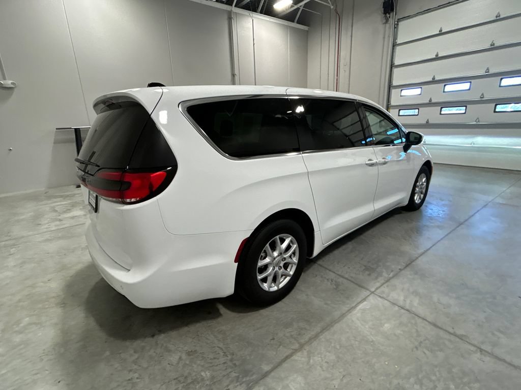 Used 2023 Chrysler Pacifica Touring-L FWD image 6