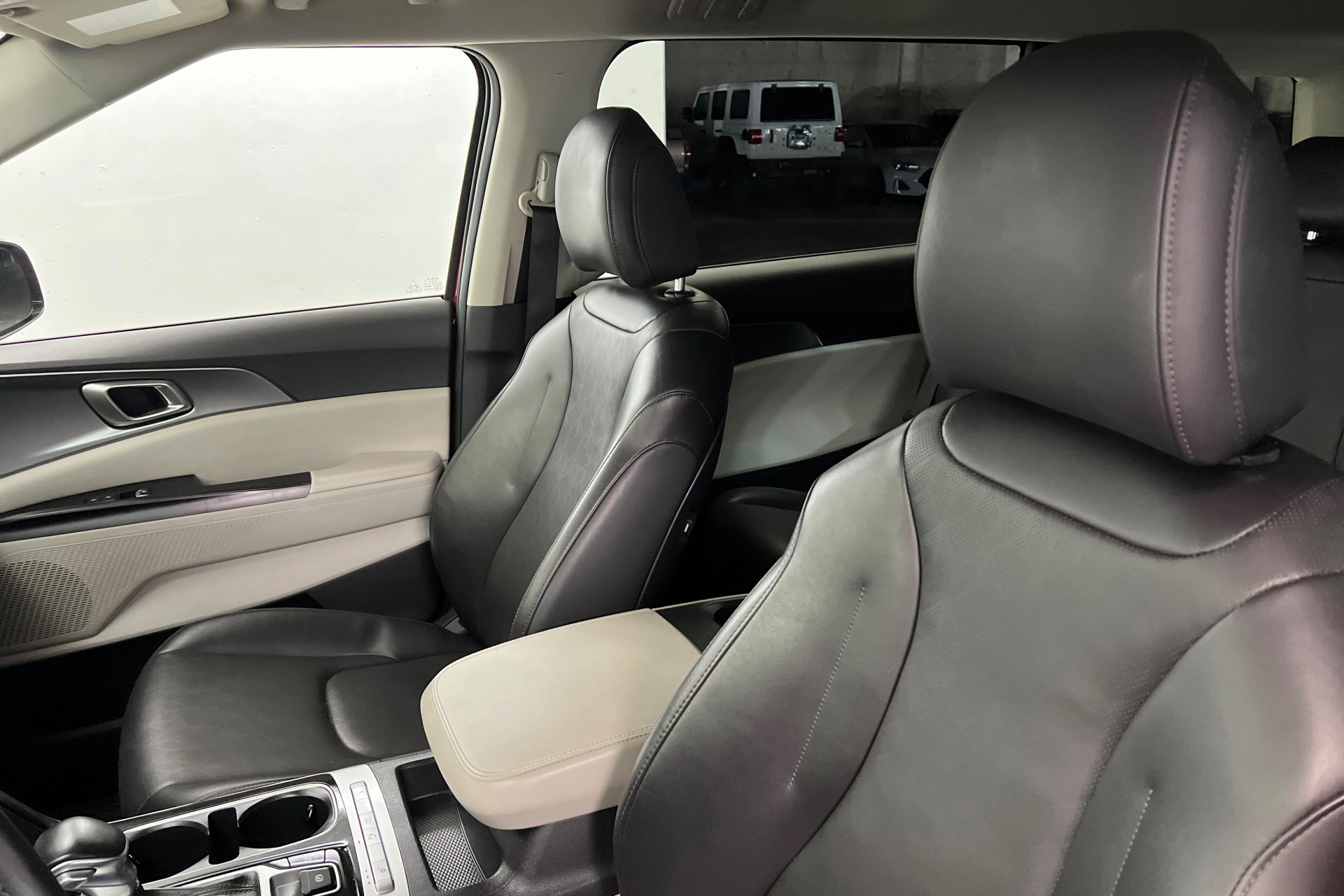 Used 2024 Kia Carnival LX image 17