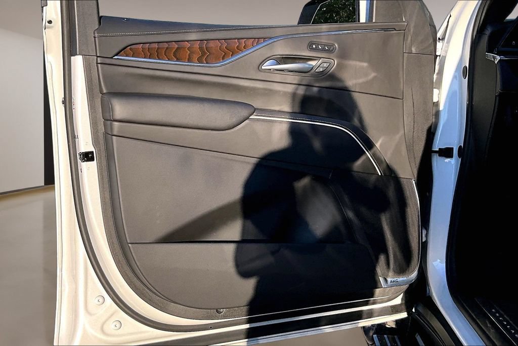 Used 2023 Cadillac Escalade ESV Sport Platinum w/ LPO, ONYX Package AWD/4WD image 18