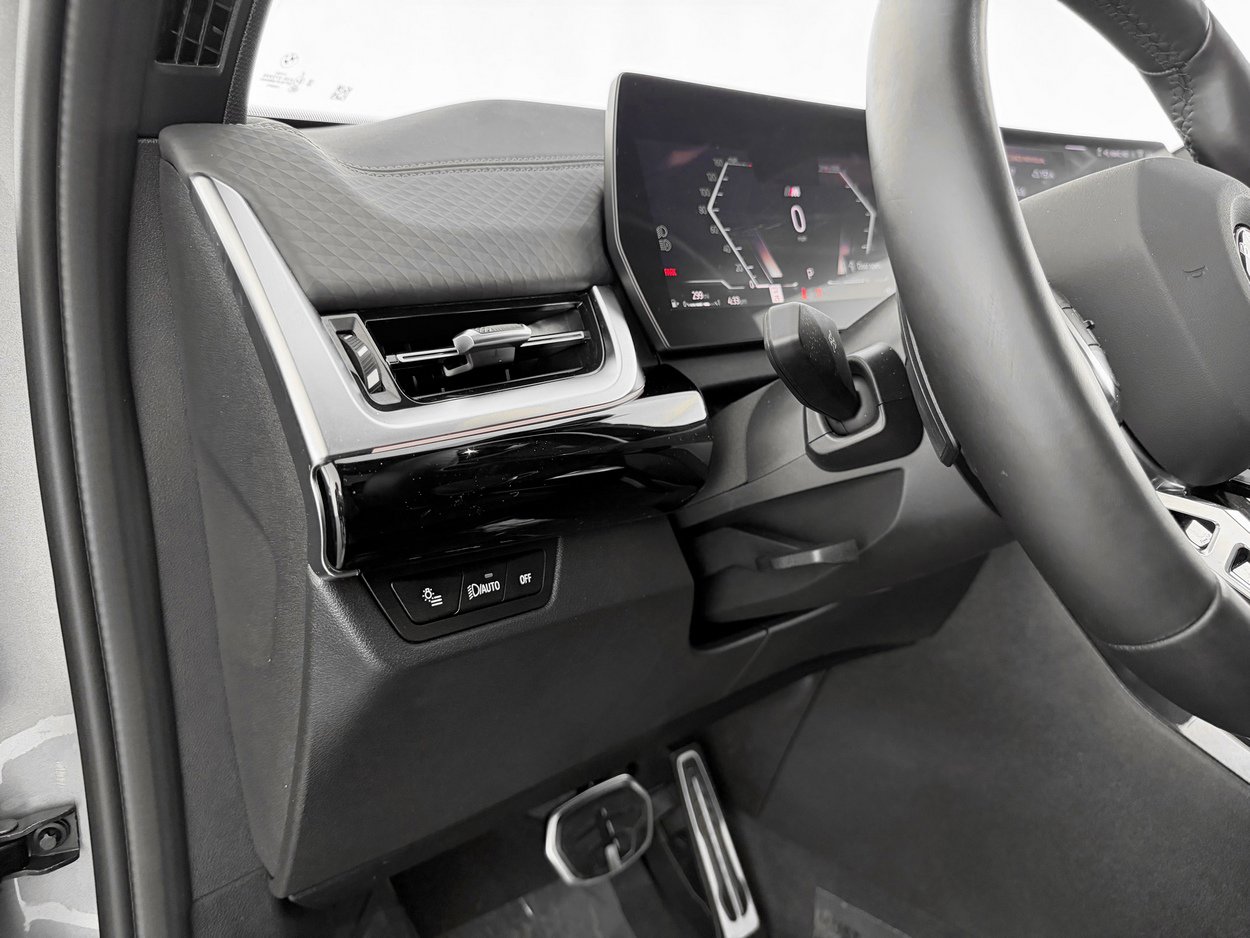 Used 2025 BMW X2 xDrive28i w/ M Sport Package image 16