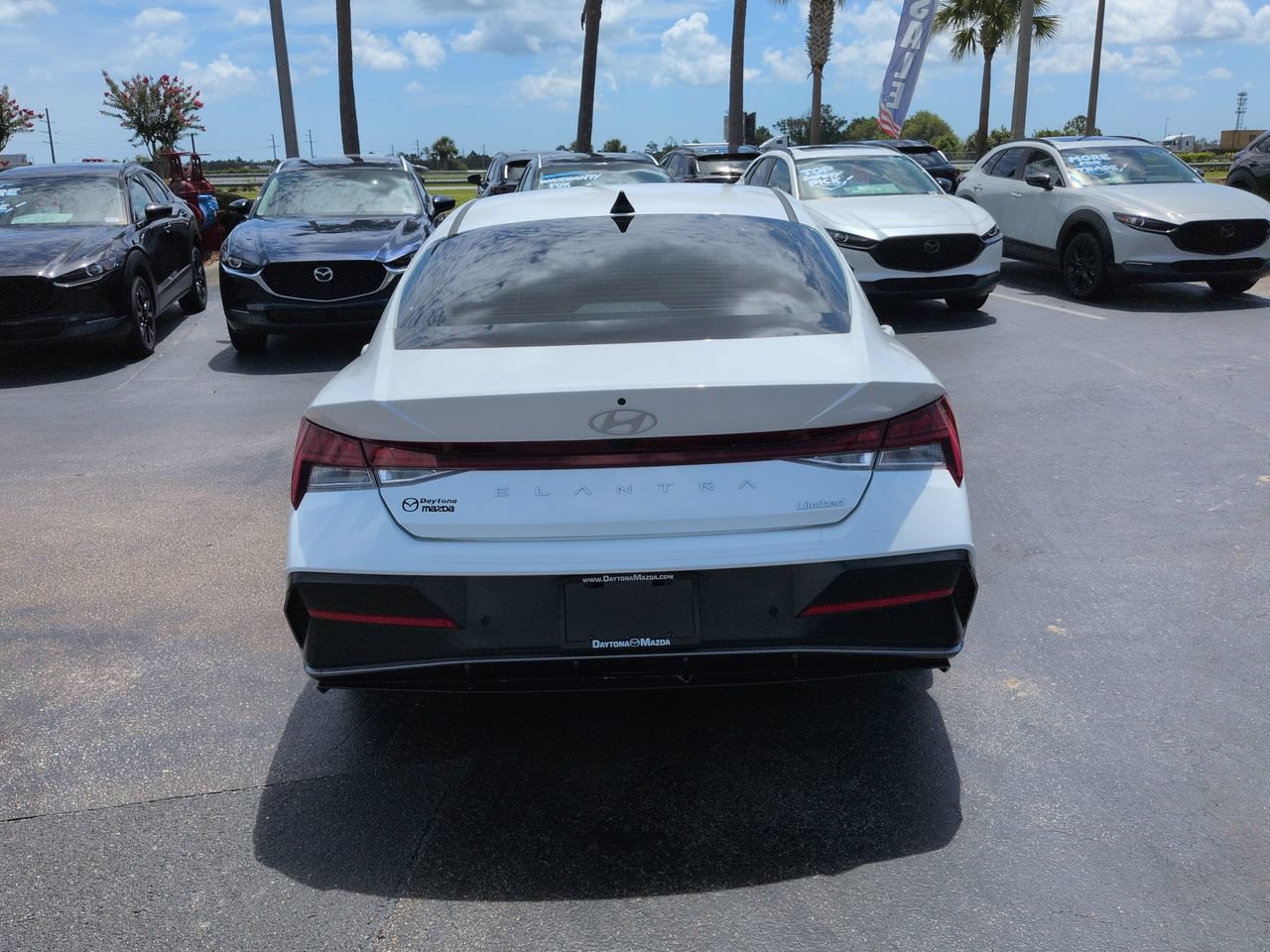 Used 2024 Hyundai Elantra Limited FWD image 5