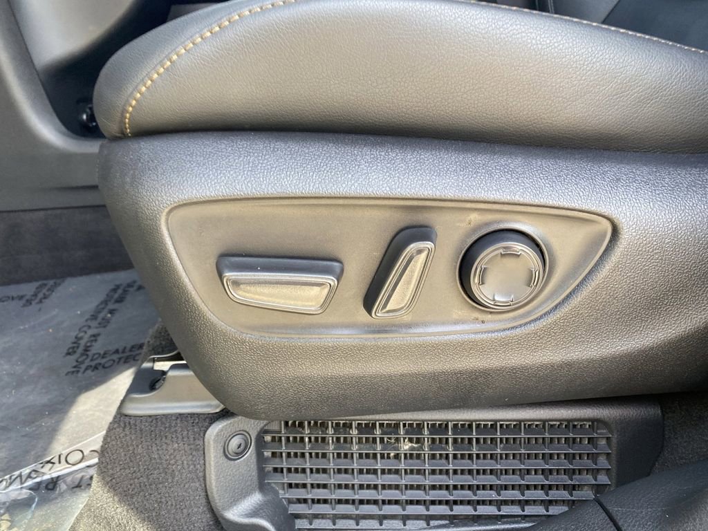 Certified 2025 Toyota Sienna XLE Woodland Edition image 25