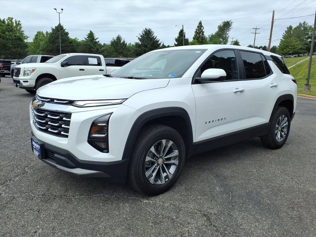 Used 2026 Chevrolet Equinox LT FWD image 8